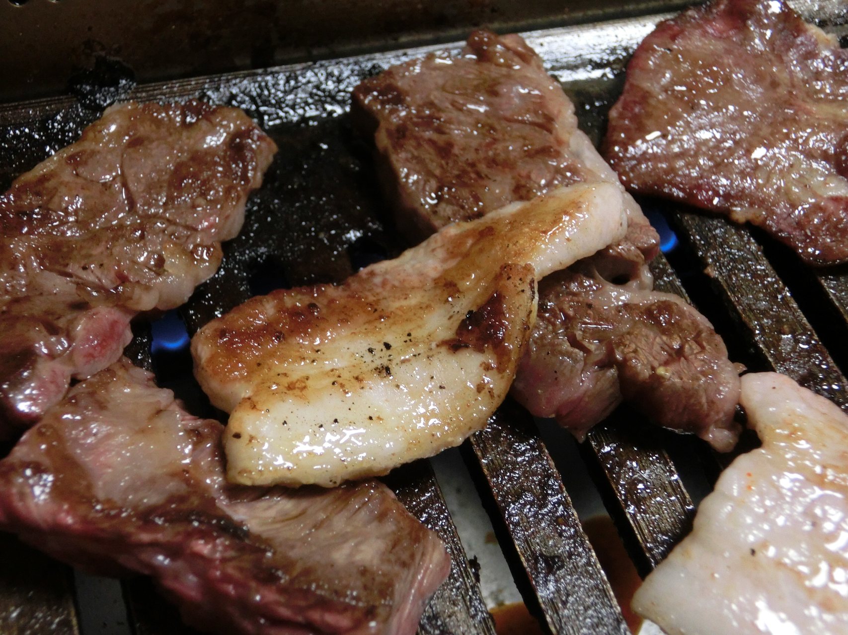 網の上で焼かれる肉