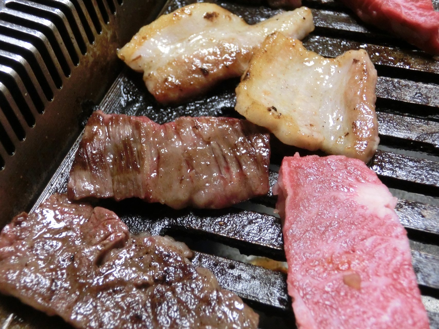 焼き網を囲む肉