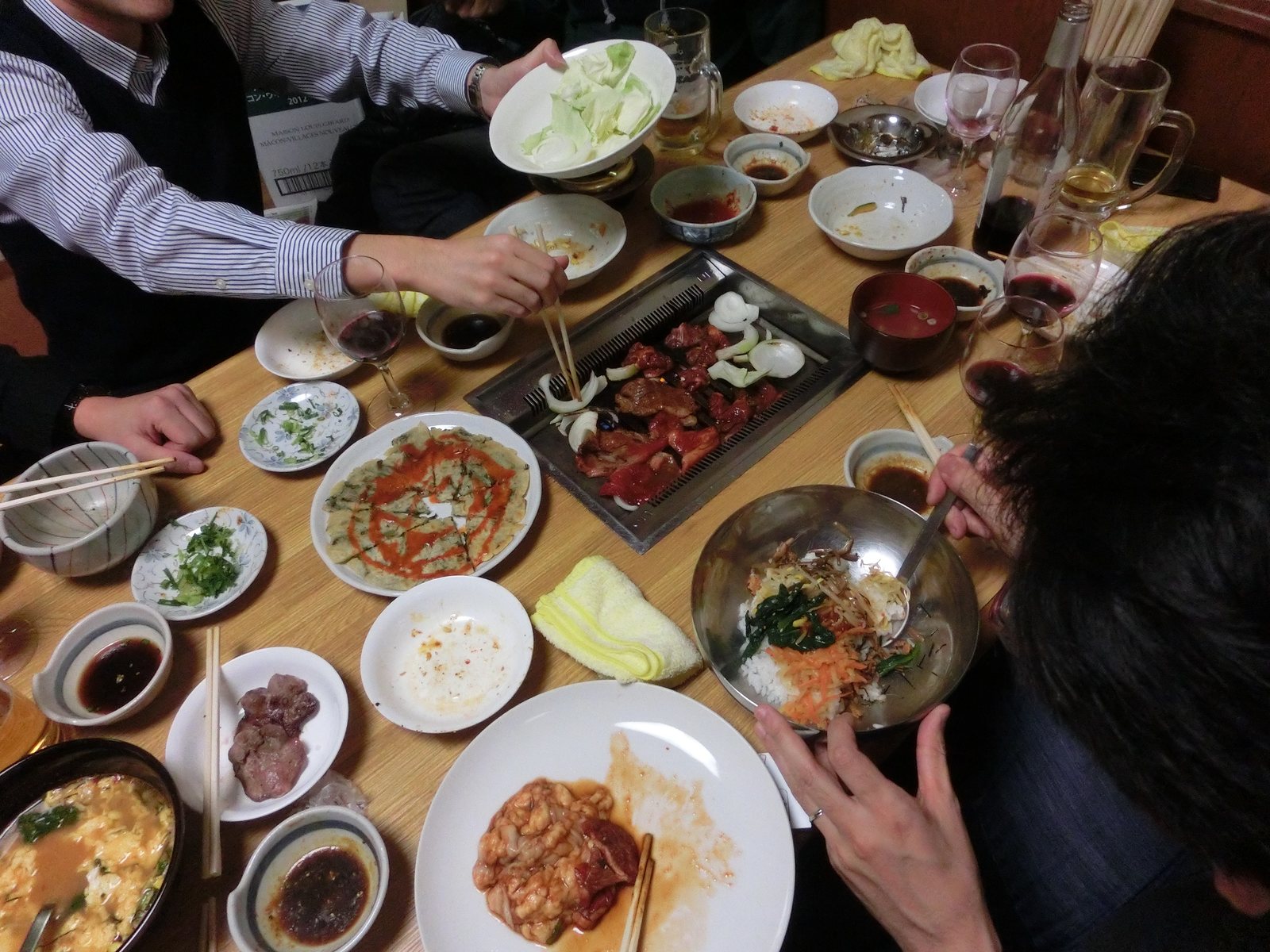 焼肉の食卓を囲む様子